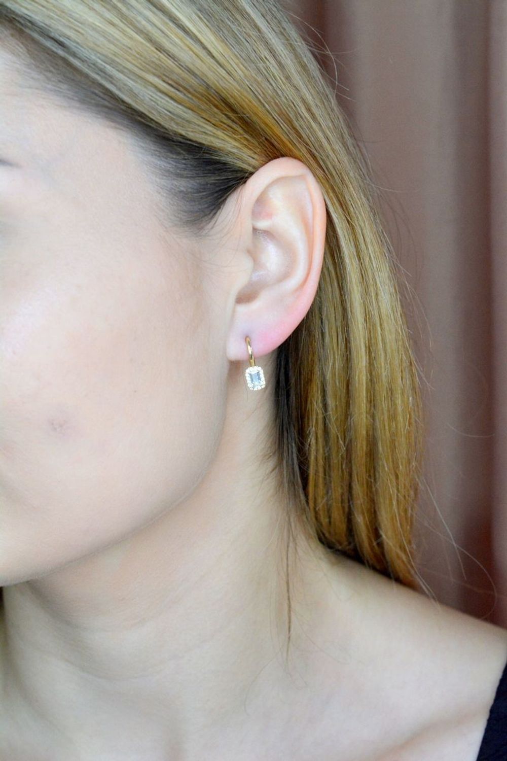 Złote kolczyki 375 wiszące prostokąty w cyrkoniach KL 11238 375. Delikatne kolczyki wysadzone cyrkoniami. Kolczyki zostały wykonane z najwyższej jakości próby żółtego złota 375. Kolczyki posiadają wygodne zapięcie na bigiel. Idealne.jpg